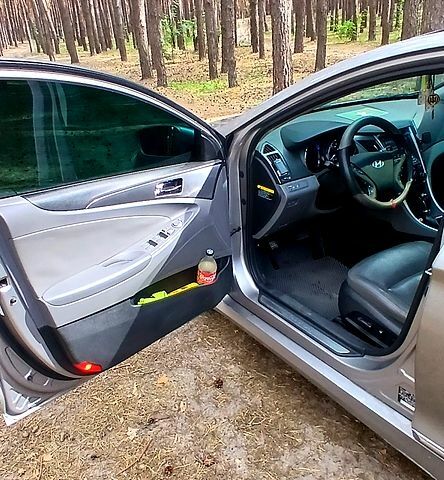 Серый Хендай Соната, объемом двигателя 2.4 л и пробегом 182 тыс. км за 9200 $, фото 6 на Automoto.ua