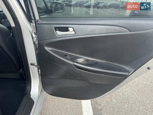 Серый Хендай Соната, объемом двигателя 2 л и пробегом 169 тыс. км за 8000 $, фото 15 на Automoto.ua