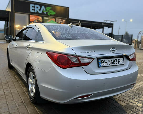 Серый Хендай Соната, объемом двигателя 2 л и пробегом 240 тыс. км за 6000 $, фото 5 на Automoto.ua