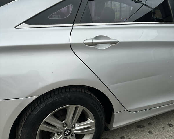 Серый Хендай Соната, объемом двигателя 2 л и пробегом 231 тыс. км за 7300 $, фото 9 на Automoto.ua