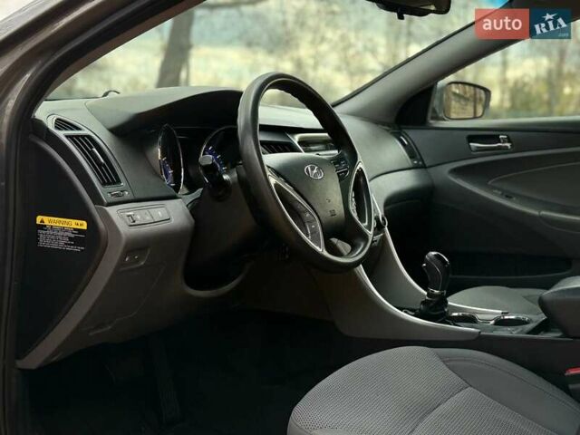 Сірий Хендай Соната, об'ємом двигуна 2.36 л та пробігом 162 тис. км за 9499 $, фото 12 на Automoto.ua