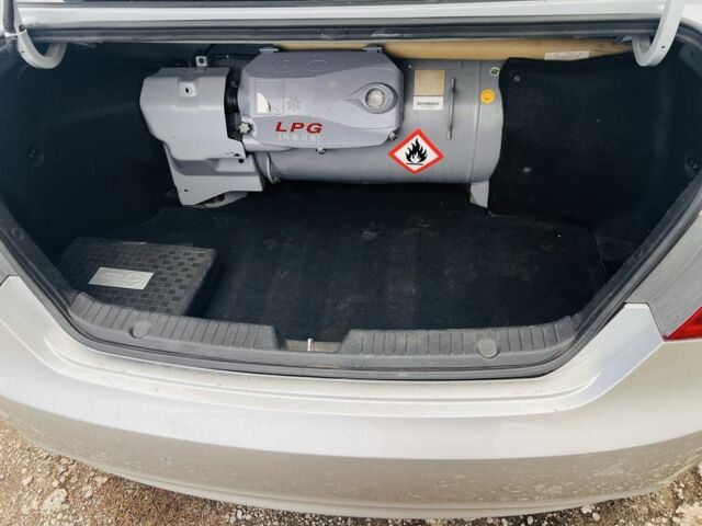 Серый Хендай Соната, объемом двигателя 2 л и пробегом 400 тыс. км за 6800 $, фото 9 на Automoto.ua