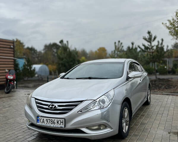 Хендай Соната 2013 в Киеве на Automoto.ua Серый Хендай Соната, объемом двигателя 2 л и пробегом 660 тыс. км за 4950 $, фото 1 на Automoto.ua