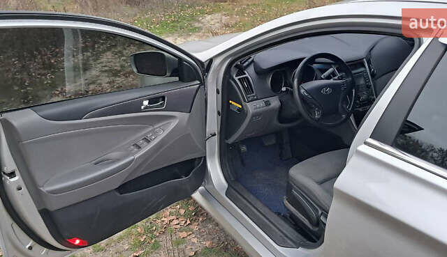 Серый Хендай Соната, объемом двигателя 2.36 л и пробегом 326 тыс. км за 7800 $, фото 5 на Automoto.ua