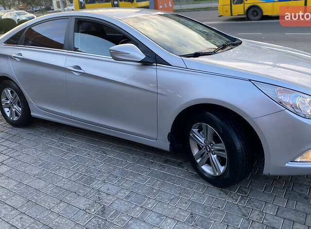 Серый Хендай Соната, объемом двигателя 2 л и пробегом 323 тыс. км за 7700 $, фото 2 на Automoto.ua