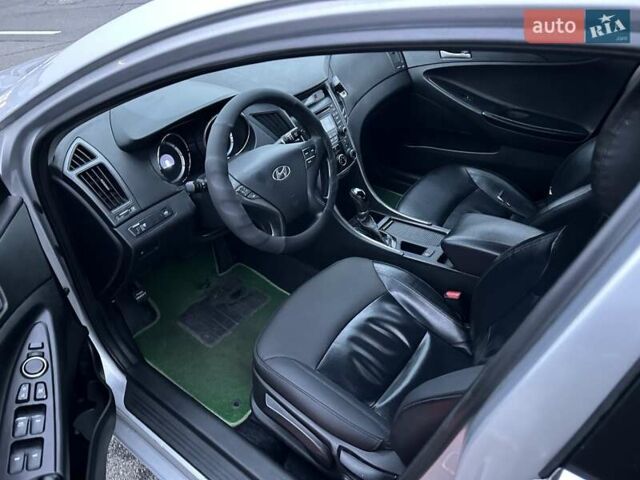 Серый Хендай Соната, объемом двигателя 2 л и пробегом 362 тыс. км за 6800 $, фото 13 на Automoto.ua