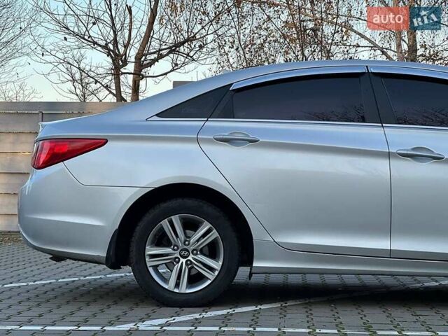 Серый Хендай Соната, объемом двигателя 2 л и пробегом 185 тыс. км за 8100 $, фото 6 на Automoto.ua