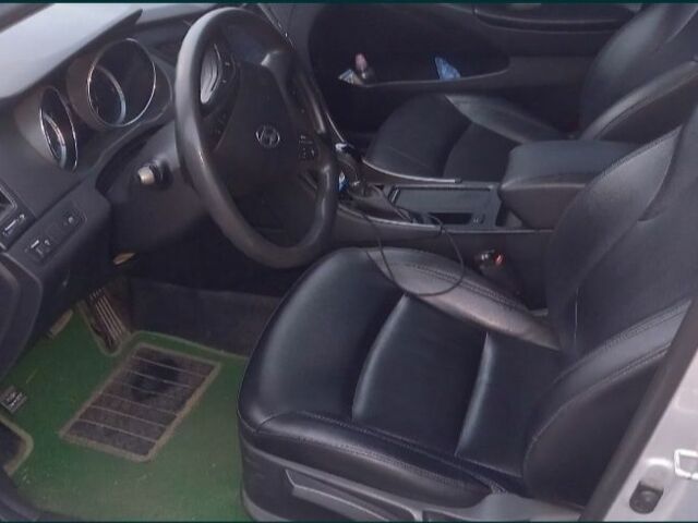 Серый Хендай Соната, объемом двигателя 2 л и пробегом 400 тыс. км за 7300 $, фото 2 на Automoto.ua