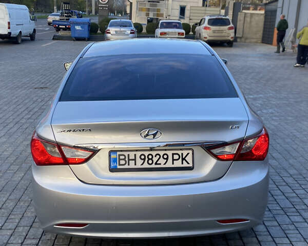 Серый Хендай Соната, объемом двигателя 2 л и пробегом 323 тыс. км за 7700 $, фото 4 на Automoto.ua