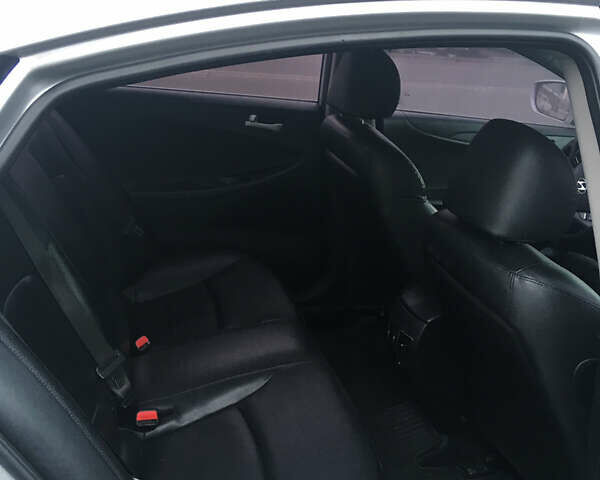 Серый Хендай Соната, объемом двигателя 2 л и пробегом 150 тыс. км за 6300 $, фото 9 на Automoto.ua