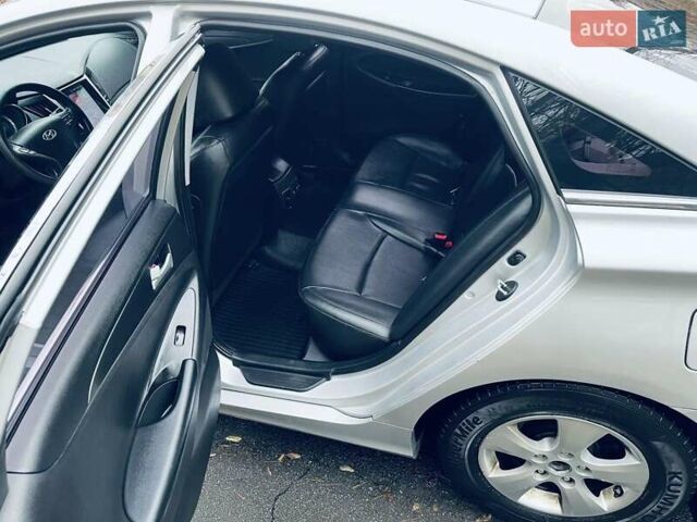 Серый Хендай Соната, объемом двигателя 2 л и пробегом 251 тыс. км за 6700 $, фото 6 на Automoto.ua