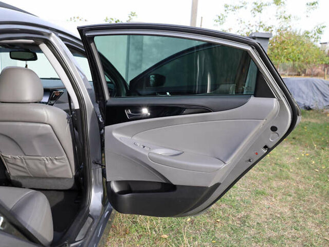 Серый Хендай Соната, объемом двигателя 2.36 л и пробегом 165 тыс. км за 9000 $, фото 15 на Automoto.ua