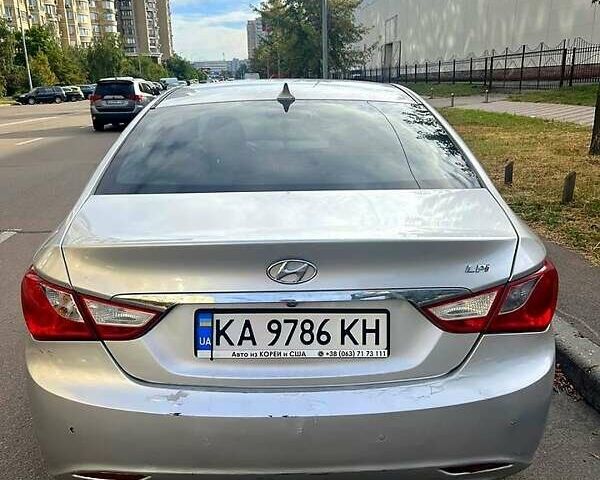 Хендай Соната 2013 в Киеве на Automoto.ua Серый Хендай Соната, объемом двигателя 2 л и пробегом 670 тыс. км за 4900 $, фото 1 на Automoto.ua