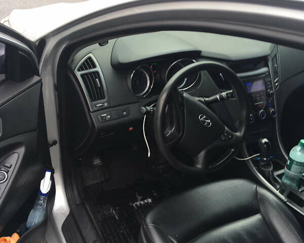 Серый Хендай Соната, объемом двигателя 2 л и пробегом 150 тыс. км за 6300 $, фото 7 на Automoto.ua