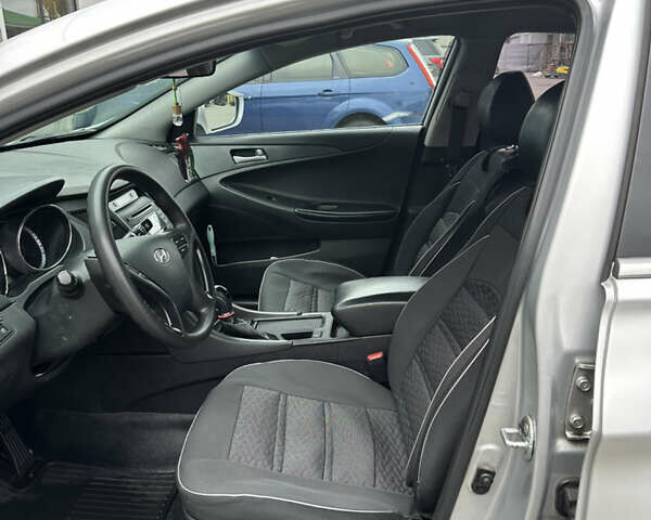 Серый Хендай Соната, объемом двигателя 2 л и пробегом 231 тыс. км за 7300 $, фото 11 на Automoto.ua