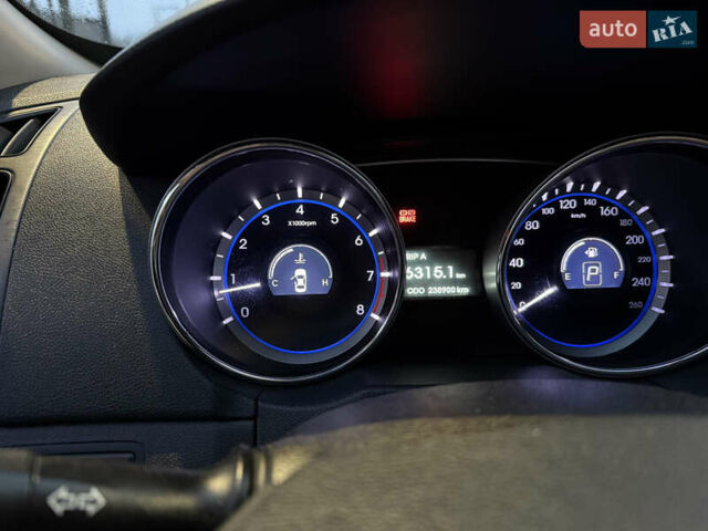 Серый Хендай Соната, объемом двигателя 2 л и пробегом 240 тыс. км за 6000 $, фото 7 на Automoto.ua