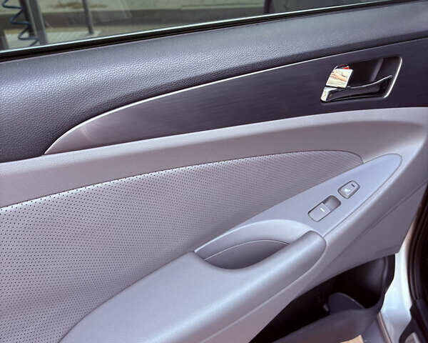 Сірий Хендай Соната, об'ємом двигуна 2.4 л та пробігом 207 тис. км за 10700 $, фото 12 на Automoto.ua