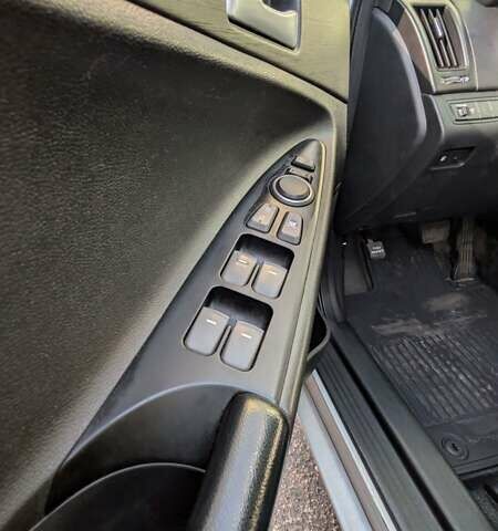 Сірий Хендай Соната, об'ємом двигуна 2 л та пробігом 605 тис. км за 7000 $, фото 7 на Automoto.ua