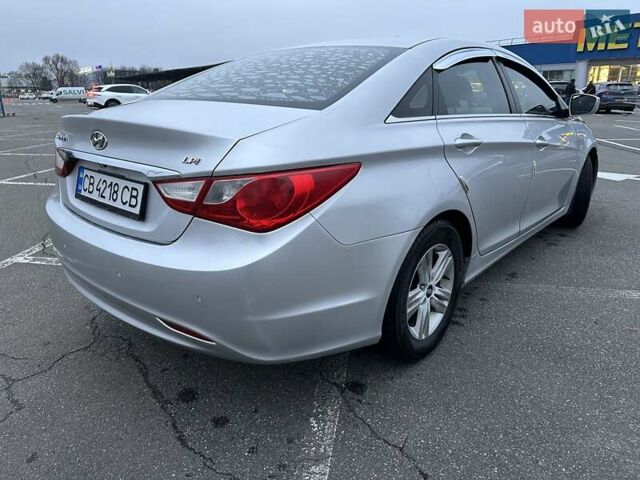 Серый Хендай Соната, объемом двигателя 2 л и пробегом 362 тыс. км за 6800 $, фото 6 на Automoto.ua