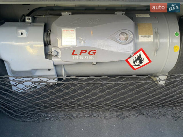 Серый Хендай Соната, объемом двигателя 2 л и пробегом 323 тыс. км за 7700 $, фото 15 на Automoto.ua