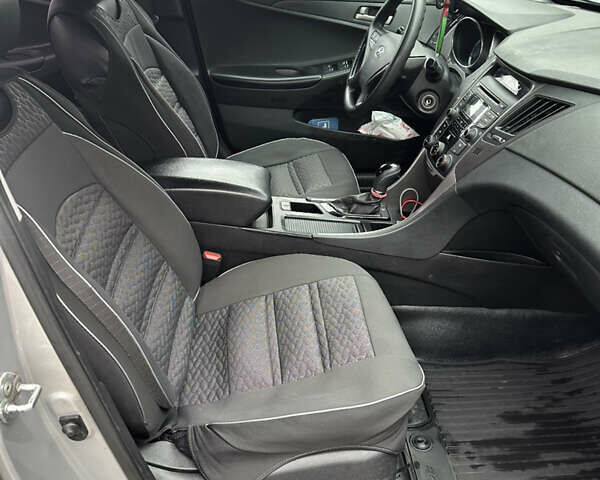 Серый Хендай Соната, объемом двигателя 2 л и пробегом 231 тыс. км за 7300 $, фото 10 на Automoto.ua