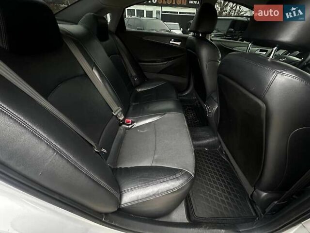 Серый Хендай Соната, объемом двигателя 2 л и пробегом 207 тыс. км за 8500 $, фото 16 на Automoto.ua