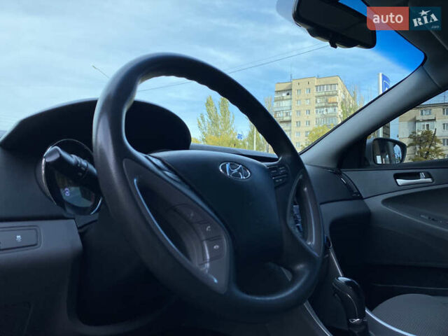 Хендай Соната 2013 у Миколаєві на Automoto.ua Сірий Хендай Соната, об'ємом двигуна 2.4 л та пробігом 151 тис. км за 8099 $, фото 10 на Automoto.ua