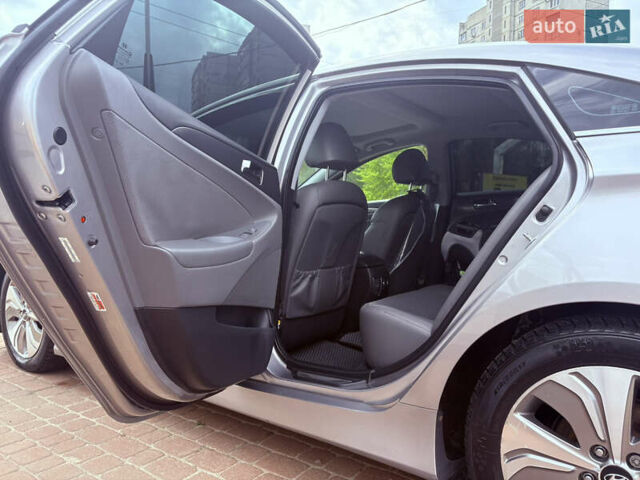 Сірий Хендай Соната, об'ємом двигуна 2.4 л та пробігом 207 тис. км за 10700 $, фото 11 на Automoto.ua