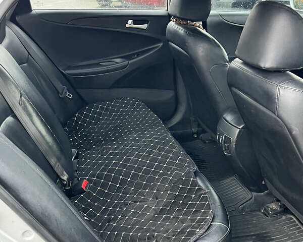 Хендай Соната 2013 в Киеве на Automoto.ua Серый Хендай Соната, объемом двигателя 2 л и пробегом 660 тыс. км за 4950 $, фото 8 на Automoto.ua