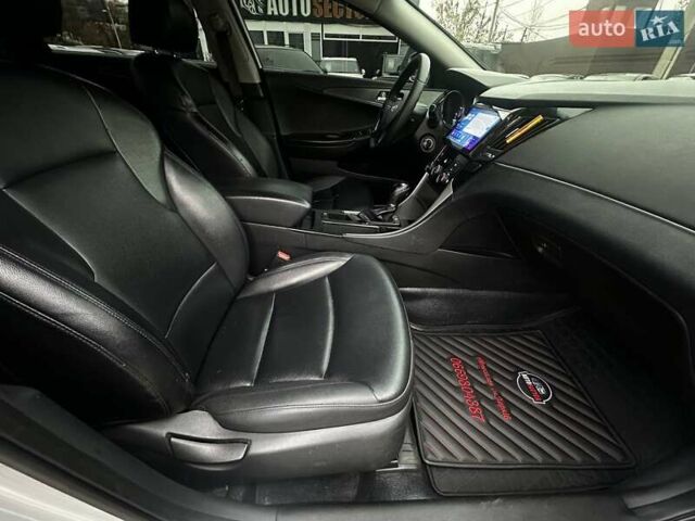 Серый Хендай Соната, объемом двигателя 2 л и пробегом 207 тыс. км за 8500 $, фото 18 на Automoto.ua