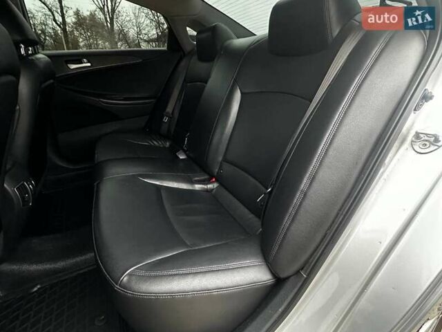 Серый Хендай Соната, объемом двигателя 2 л и пробегом 207 тыс. км за 8500 $, фото 13 на Automoto.ua