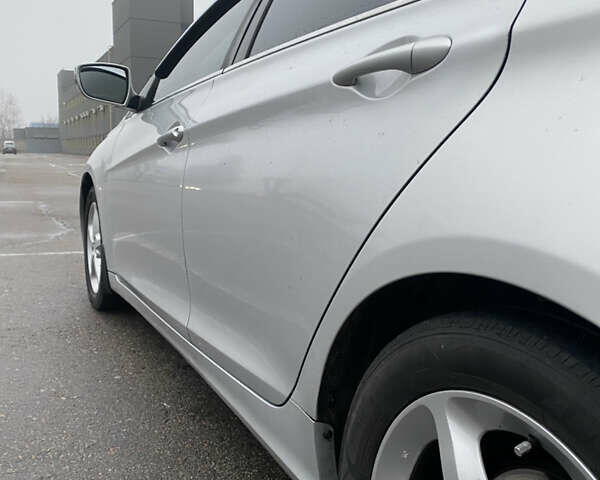 Серый Хендай Соната, объемом двигателя 2 л и пробегом 373 тыс. км за 7300 $, фото 8 на Automoto.ua