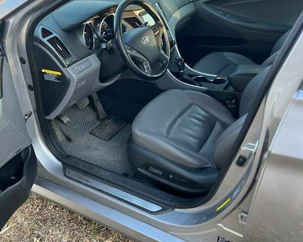 Серый Хендай Соната, объемом двигателя 2.36 л и пробегом 250 тыс. км за 9999 $, фото 12 на Automoto.ua