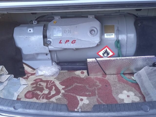 Серый Хендай Соната, объемом двигателя 2 л и пробегом 400 тыс. км за 7300 $, фото 5 на Automoto.ua