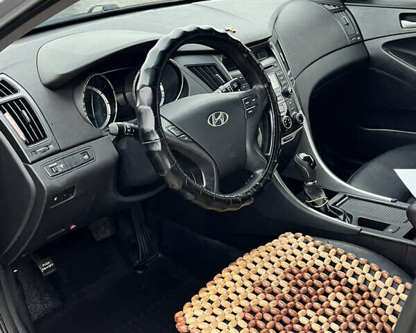 Хендай Соната 2013 в Киеве на Automoto.ua Серый Хендай Соната, объемом двигателя 2 л и пробегом 660 тыс. км за 4950 $, фото 6 на Automoto.ua