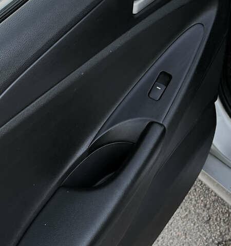 Серый Хендай Соната, объемом двигателя 2 л и пробегом 363 тыс. км за 6700 $, фото 10 на Automoto.ua