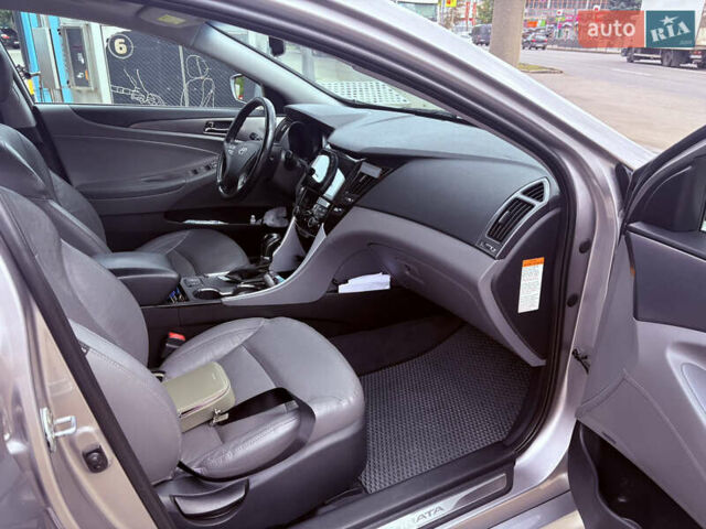 Сірий Хендай Соната, об'ємом двигуна 2.4 л та пробігом 207 тис. км за 10700 $, фото 6 на Automoto.ua