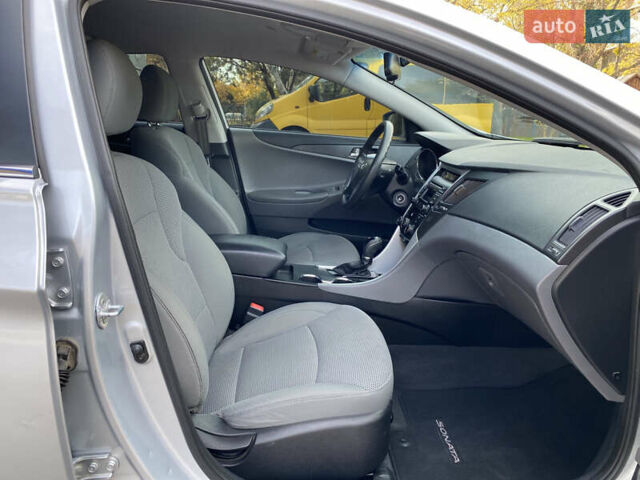 Хендай Соната 2013 у Миколаєві на Automoto.ua Сірий Хендай Соната, об'ємом двигуна 2.4 л та пробігом 151 тис. км за 8099 $, фото 9 на Automoto.ua
