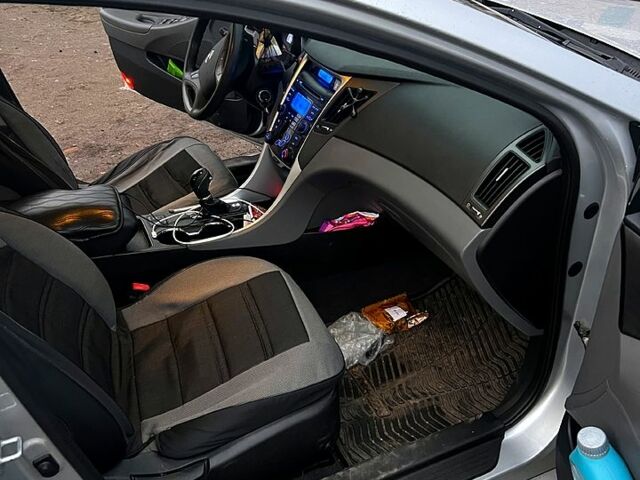 Сірий Хендай Соната, об'ємом двигуна 2.4 л та пробігом 170 тис. км за 8200 $, фото 4 на Automoto.ua