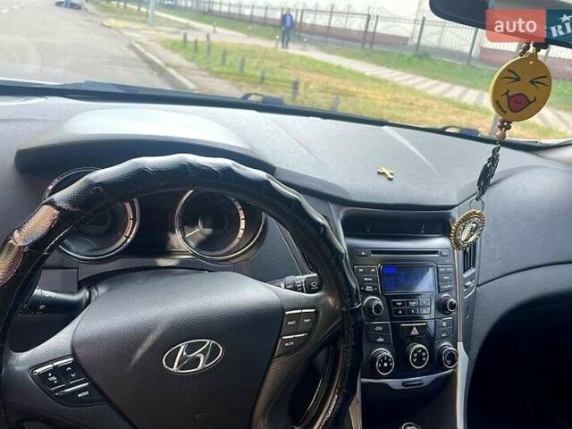 Хендай Соната 2013 в Киеве на Automoto.ua Серый Хендай Соната, объемом двигателя 2 л и пробегом 670 тыс. км за 4900 $, фото 7 на Automoto.ua