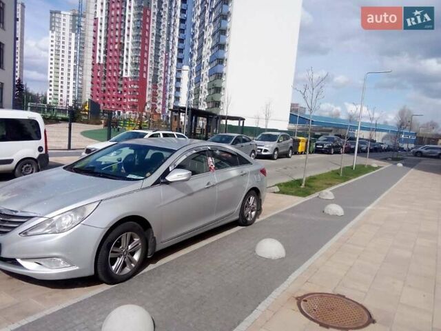 Серый Хендай Соната, объемом двигателя 2 л и пробегом 438 тыс. км за 7500 $, фото 5 на Automoto.ua