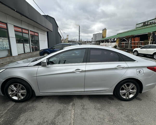 Серый Хендай Соната, объемом двигателя 2 л и пробегом 231 тыс. км за 7300 $, фото 2 на Automoto.ua