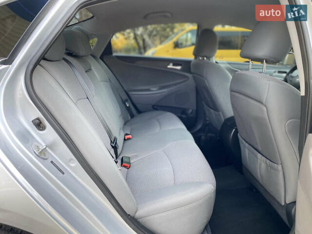 Хендай Соната 2013 у Миколаєві на Automoto.ua Сірий Хендай Соната, об'ємом двигуна 2.4 л та пробігом 151 тис. км за 8099 $, фото 8 на Automoto.ua