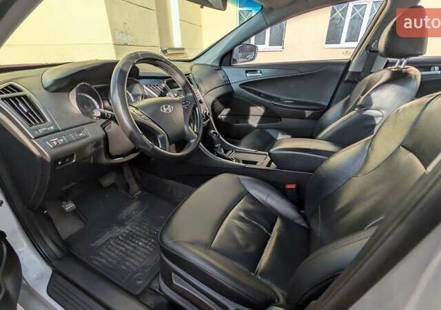 Сірий Хендай Соната, об'ємом двигуна 2 л та пробігом 605 тис. км за 7000 $, фото 6 на Automoto.ua