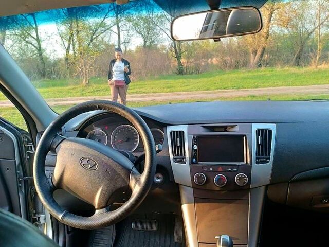 Серый Хендай Соната, объемом двигателя 2 л и пробегом 139 тыс. км за 5700 $, фото 4 на Automoto.ua