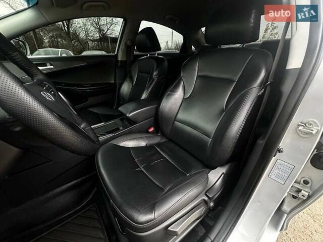 Серый Хендай Соната, объемом двигателя 2 л и пробегом 207 тыс. км за 8500 $, фото 12 на Automoto.ua