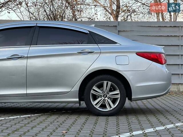 Серый Хендай Соната, объемом двигателя 2 л и пробегом 185 тыс. км за 8100 $, фото 9 на Automoto.ua