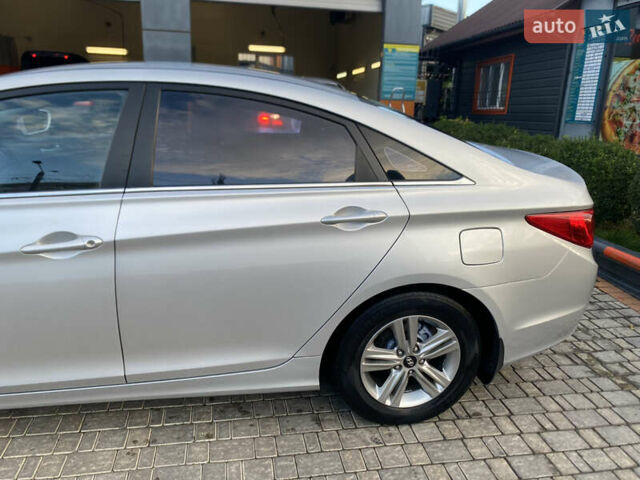 Серый Хендай Соната, объемом двигателя 2 л и пробегом 323 тыс. км за 7700 $, фото 3 на Automoto.ua