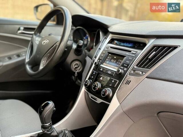 Сірий Хендай Соната, об'ємом двигуна 2.36 л та пробігом 162 тис. км за 9499 $, фото 13 на Automoto.ua