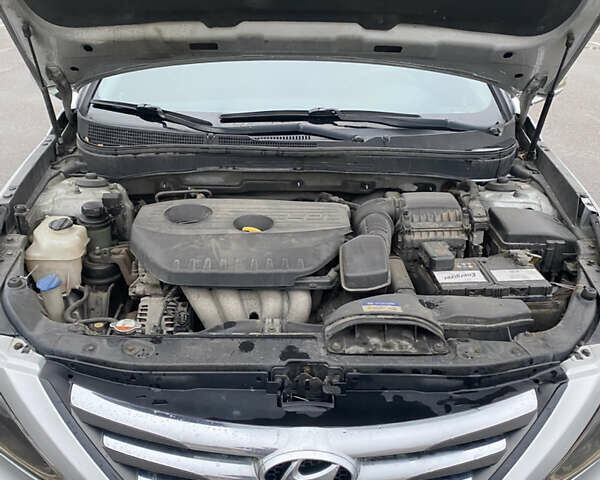 Серый Хендай Соната, объемом двигателя 2 л и пробегом 373 тыс. км за 7300 $, фото 12 на Automoto.ua